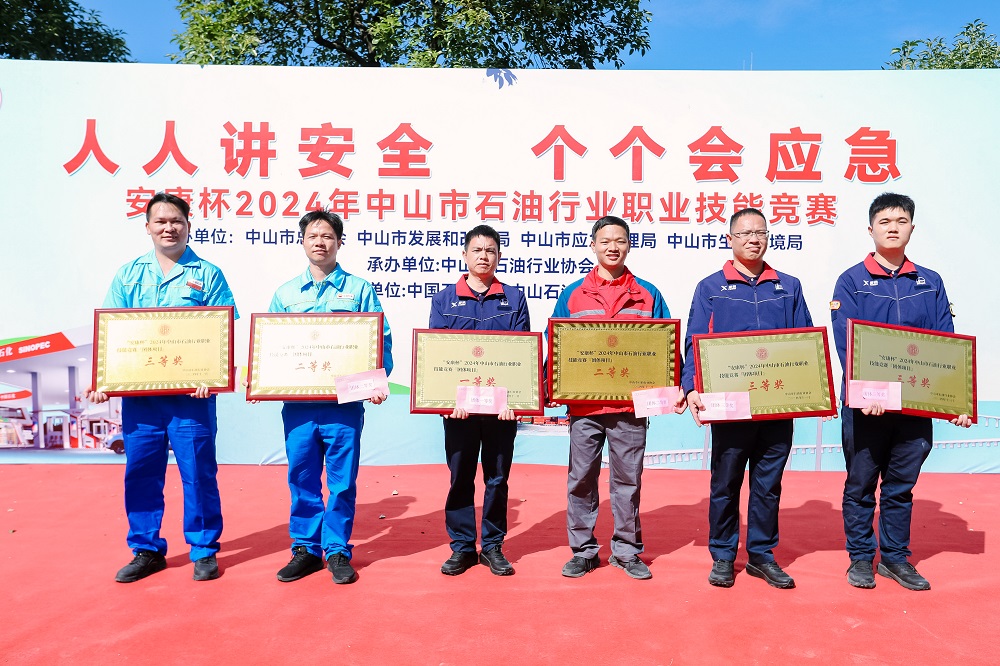 徐克偉董事長與全體員工大合照 徐克偉董事長與全體員工大合照