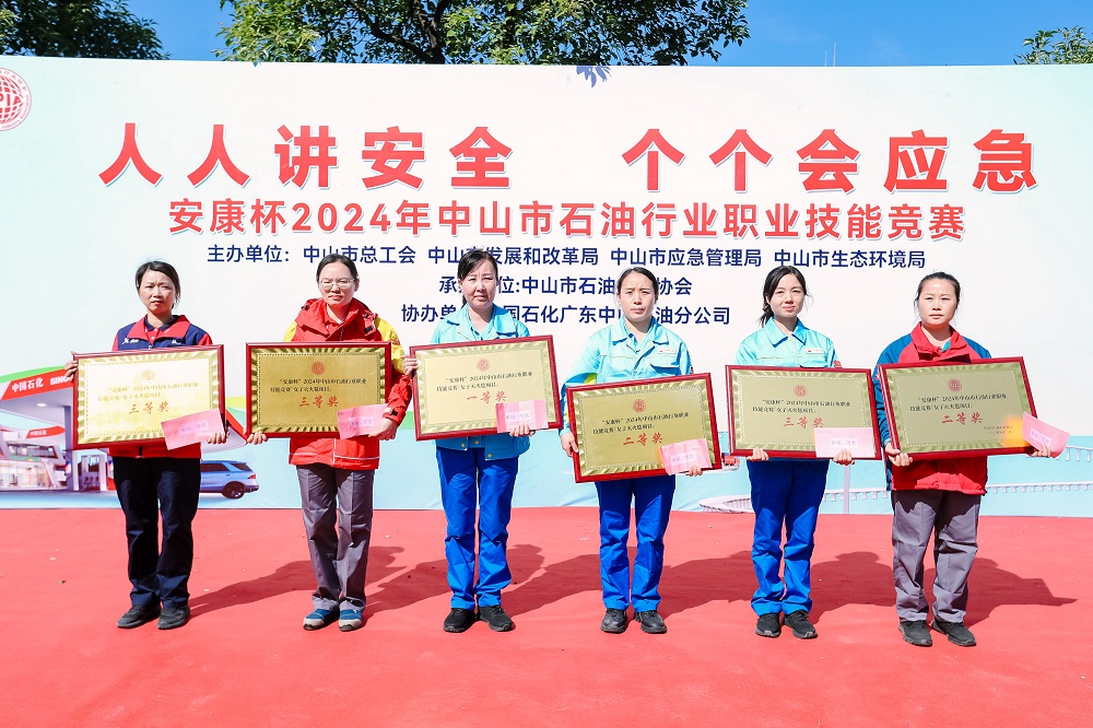 徐克偉董事長與全體員工大合照 徐克偉董事長與全體員工大合照